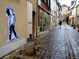 L'homme qui marche, personnage signature de l'artiste orL. Collage in street // Auxerre