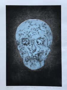 "Memento Mori" a été réalisé à l'aide des cheveux de l'artiste grâce à l'utilisation de vernis moues. Cette gravure est également une épreuve d'artiste collagraphié.